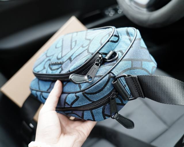 Burberry's official website synchronizes the high-end version of the single shoulder crossbody backpack, which is a classic and timeless work. The original single fabric material has a delicate feel, deep waterproof and wear-resistant. It is not a re