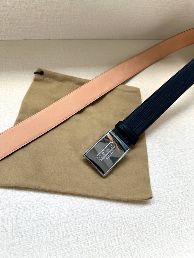 As a well-known fashion brand, Coach with a width of 3.5cm often cleverly integrates its brand logo into the design of the belt, such as printing the brand's initials, patterns, etc. on the buckle or belt, which not only highlights the brand's identi