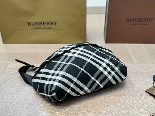 The classic logo of the Burberry waist bag and chest bag is highly recognizable, making it a versatile and fashionable item for the upper body. Size 32 16