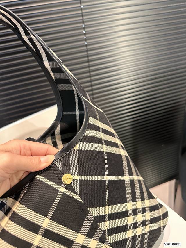 Paired with a folding box, the new Hobo from Burberry Burberry looks so great! It's completely covered in grass. The overall body is light and stylish, and there is a sub bag that can be disassembled. The size is just right for daily use, and the wid