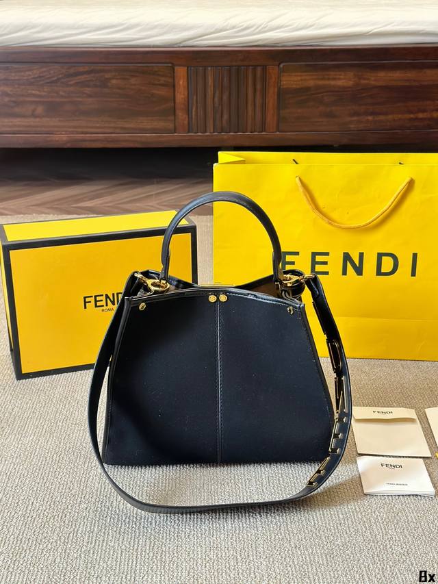 The explosion of cowhide version hits Fendi X-Lite Peekaboo series handbags. The all-new Peekaboo X-Iite handbag series, born on the 10th anniversary! Abandoning the classic horizontal: