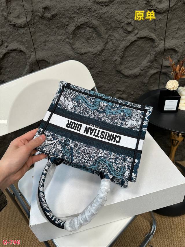 Small size 27.20cm, medium size 36.27cm, large size 42.35cm, original Dior shopping bag with folding box. This year's heavyweight counter classic explosive will be different from handsome and elegant: