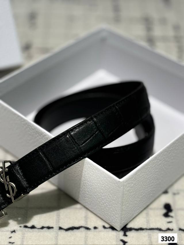 The original leather Ysl belt with box matching has been very popular recently! Cowhide leather! Complete packaging! The belt belongs to it! The belt is exquisite and fashionable. Please note the size when placing an order