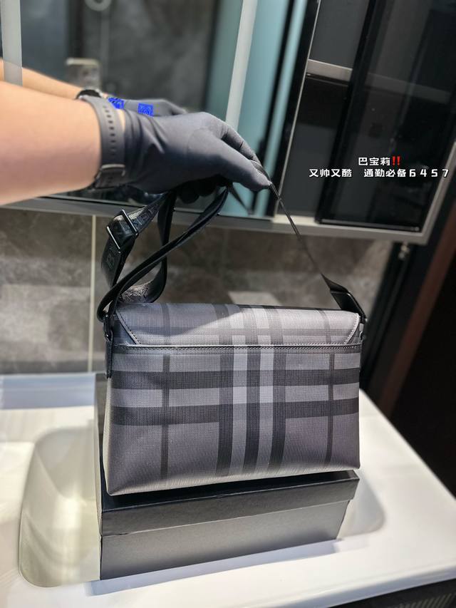 Burberry flip messenger bag checkered men's crossbody bag with exquisite inlay craftsmanship, photographed in the original factory fabric and delivered with a dust bag of 30 X 20cm