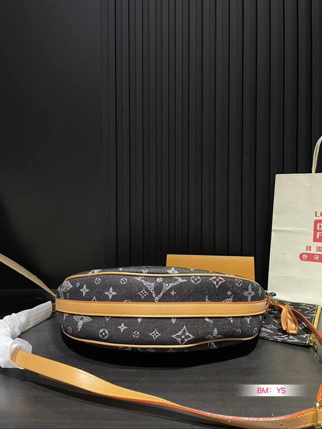 Paired with a folding gift box Lv, vintage denim Loop, denim armpit bag, big moon is too poking at me! Upper body effect! Don't say anything! Book it up Search for LV Large Moon Bag Cowboy Size: 33 * 26