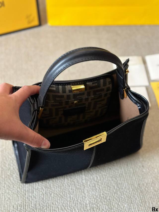 The explosion of cowhide version hits Fendi X-Lite Peekaboo series handbags. The all-new Peekaboo X-Iite handbag series, born on the 10th anniversary! Abandoning the classic horizontal: