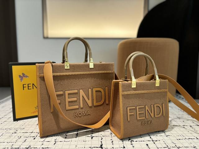 Large size 34.29, small size with folding box size 22.22, Fendi plush tote bag. Fendi is fashionable and easy to hold, not looking old. It's great to match, and the addition of a beautiful and elegant temperament is so high. I love this calm and eleg
