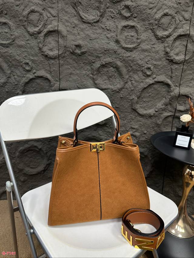 According to the gift box size of 30.24cm, the Fendi kitten bag is made of deer fur and has a beautiful upper body. This texture is worth having for little fairies: