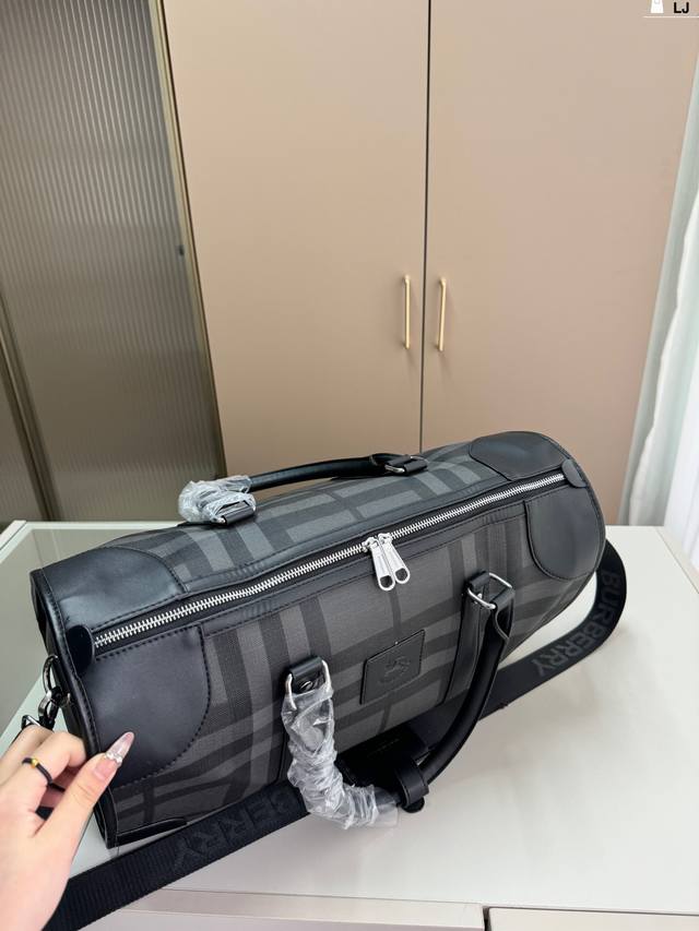 Burberry travel bag is a handsome and versatile travel bag with a classic design that is spacious and suitable for both men and women. It has a large Lj size of 45.18.26