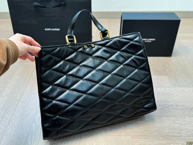 Saint Laurent YSL handbag tote bag is lazy, casual and easy to carry, full of surprises on the upper body. A size 40 28