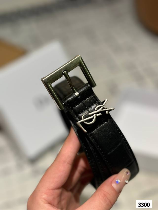The original leather Ysl belt with box matching has been very popular recently! Cowhide leather! Complete packaging! The belt belongs to it! The belt is exquisite and fashionable. Please note the size when placing an order