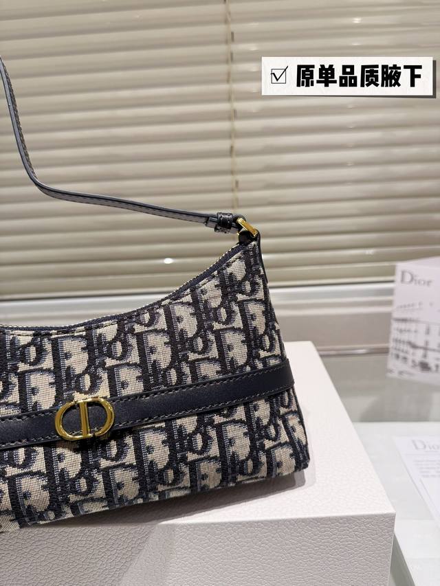 The latest underarm dumpling bag from Dior is a mini shoulder dumpling bag from the early spring collection of 2025, which enriches the Miss Caro series with fashionable and exquisite items. Xing uses black, pink, colored sheepskin and classic: