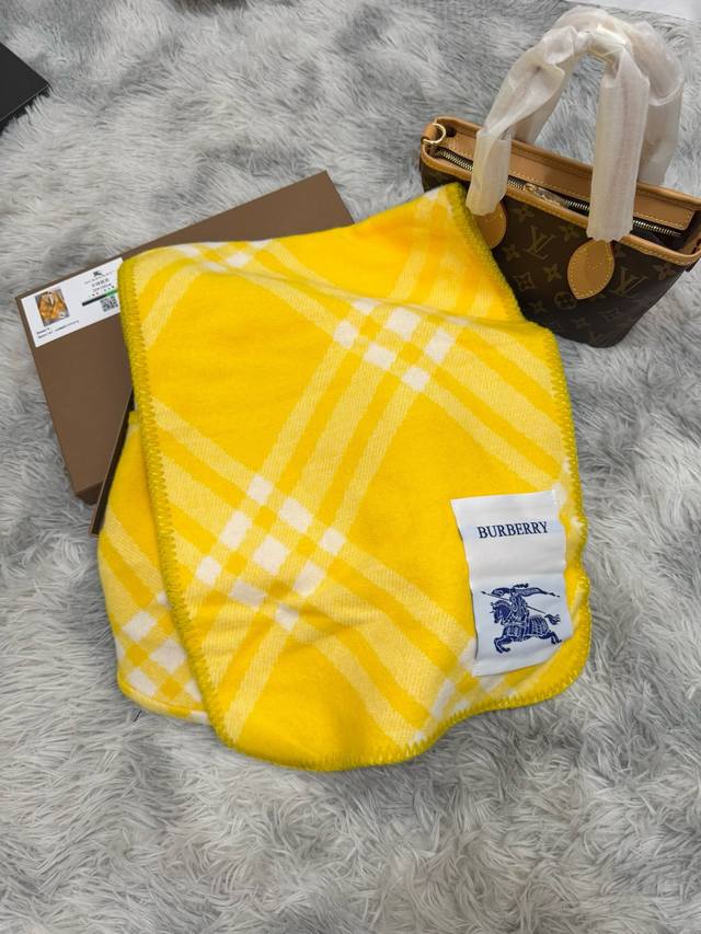 New scarf, Burberry. Original beautiful item, classic explosive item, returns to the forefront. Burberry's new imported Nepalese cashmere top embroidery scarf is definitely a screaming quality fashion brand's top design Essential high-end products fo