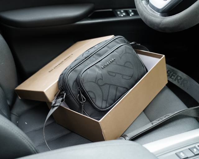 Burberry official website synchronizes the high version of the classic and timeless single shoulder crossbody backpack. The original fabric material has a delicate and deep waterproof and wear-resistant feel, which is not a common product in the mark