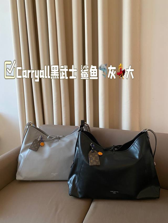 I fell in love with the new color Black Warrior Shark Grey by Carryall again. The Lv Black Warrior Classic Carryall bag features a soft sheepskin material that makes the bag lazier and more fashionable. The small metal chain is so cool that it can fi