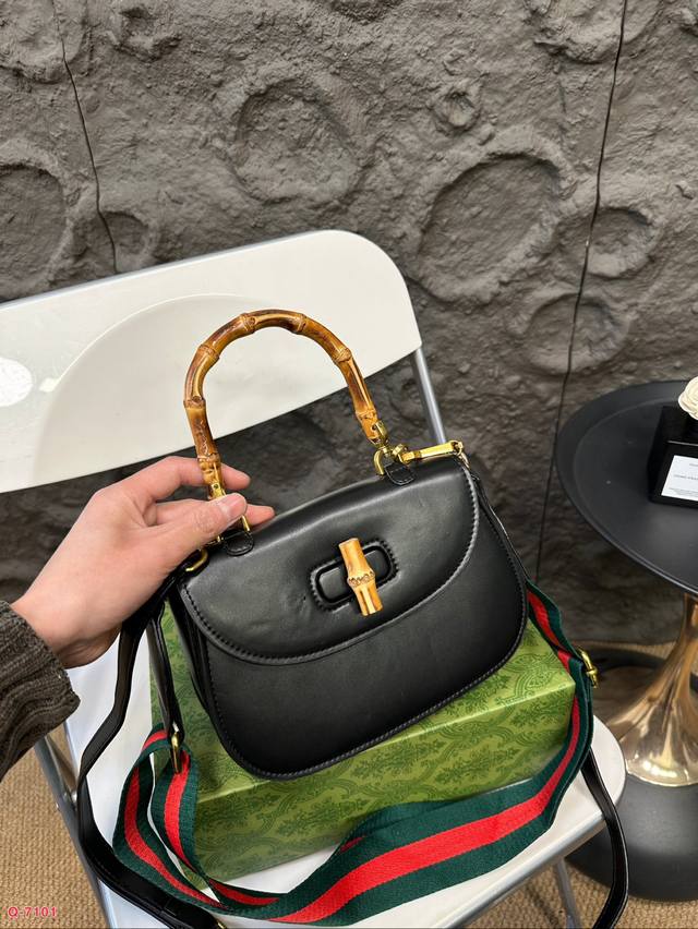 Paired with a folding box, Gucci Bamboo 1947 is versatile and durable. Gucci's 1947 series bamboo bag can be said to have always been a fashion darling, always able to brush the favor of major bloggers on the red book. This time, I couldn't bear it:
