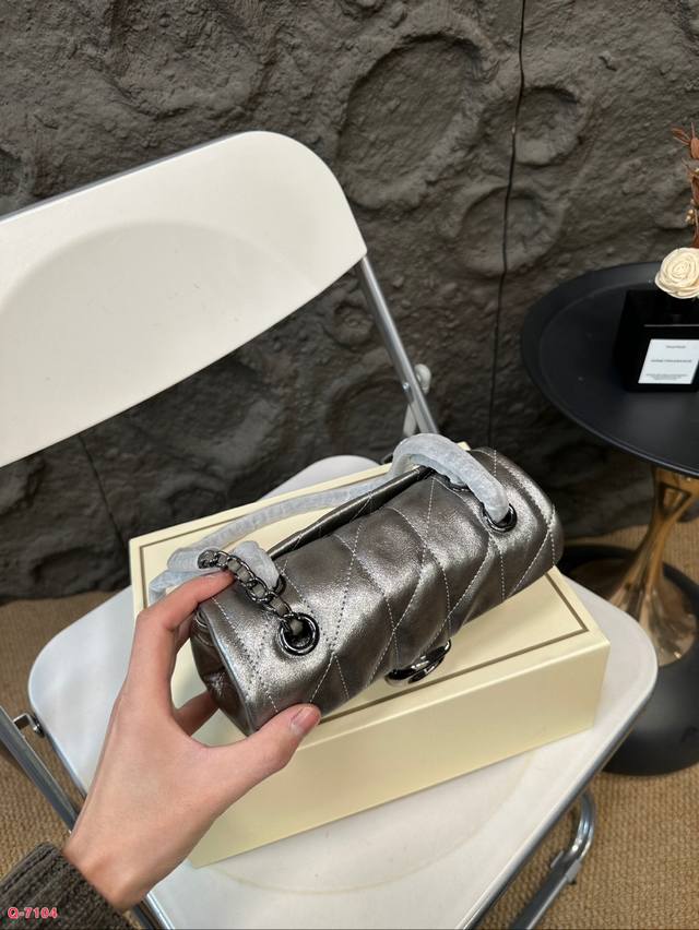 Paired with a folding box, Coach Wine God Wow, Coach's shining and charming second Tabby is definitely not unfamiliar and can be considered as Coach's main force. The little fairy will definitely not miss out on the fashionable and essential autumn a