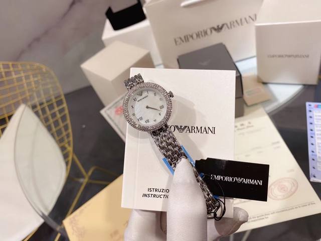 Armani's fashionable new casual women's watch, the same as Tong Liya's, showcases the beauty of the wrist, shining brightly, with colorful and elegant posture, dazzling dial retro Roman scale, rhinestones embellishing the bezel, dynamic and luxurious