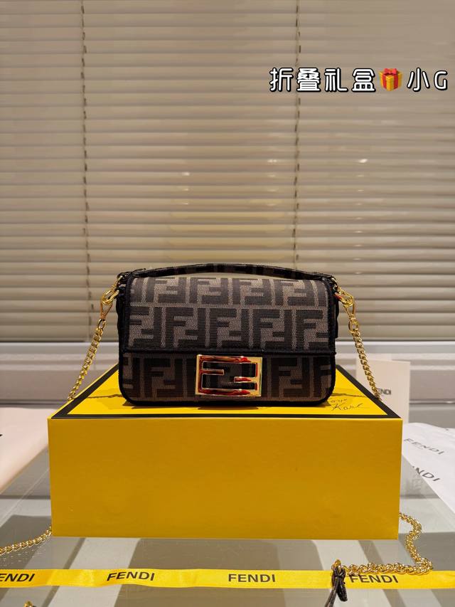 Fendi F Family Law Stick Bag! The colors of spring and summer! The vintage bag style is never boring, the biggest feature is that it can hold any style without choosing clothes, and the concave shape is also appropriate and casual! Versatile! Size: 2