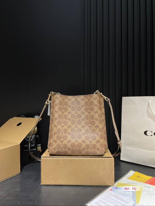New color scheme for Coach bucket bag, single shoulder crossbody, double-layer handheld crossbody, search for Coach bucket size: 20 * 23: