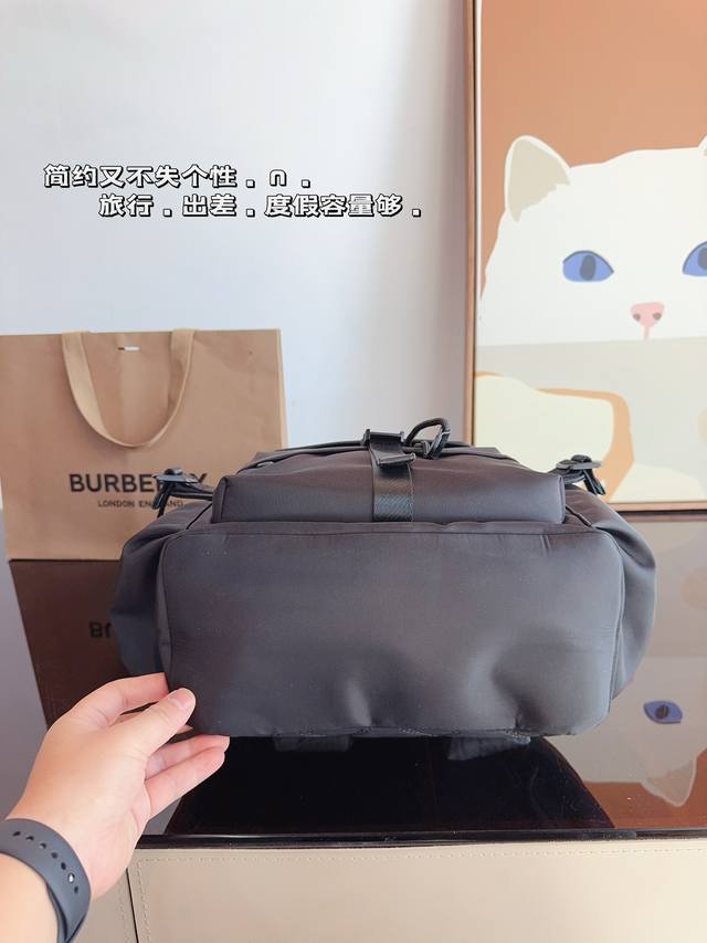 The highly recognizable Burberry brand logo decoration on the Burberry backpack instantly enhances its style and is particularly eye-catching. The shoulder strap design is very comfortable, the width is just right, and the bag capacity is also quite