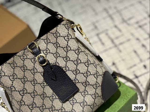 Gift box packaging Gucci Emblem series Tote new product launch, storage party big love big bag with compartments. The new emblem is launched, which is a relatively large tote with adjustable shoulder straps on both sides and a classic lining: