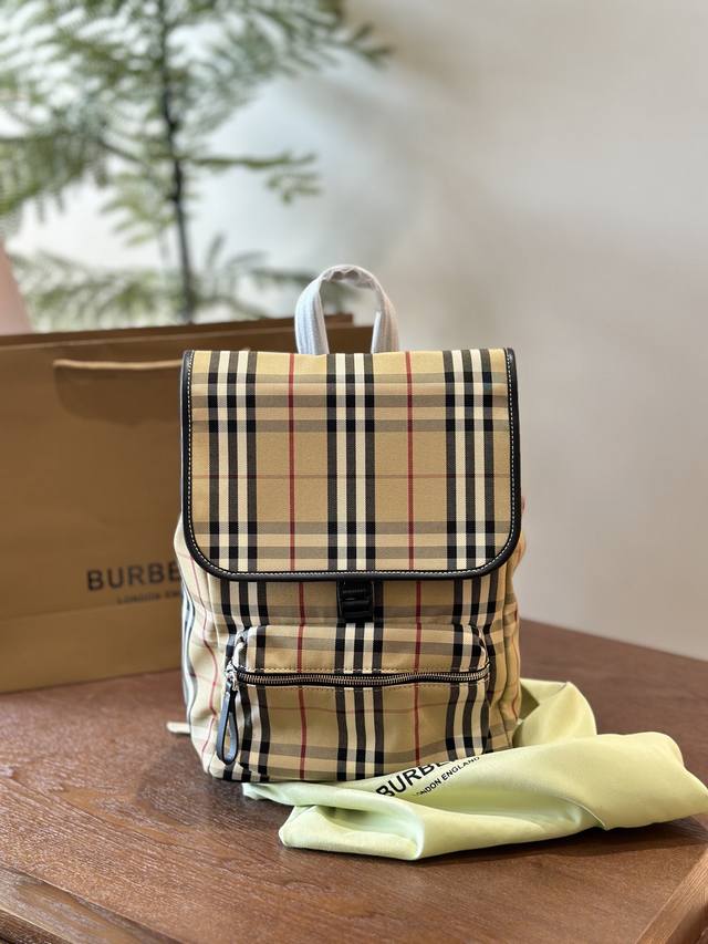 Everyone wants to praise the Burberry backpack when carrying it. If you want to commute, you don't know what bag to buy. If you want to travel, bring a portable bag. If you want to take your baby out, you want a hands-free bag. If you want to take yo