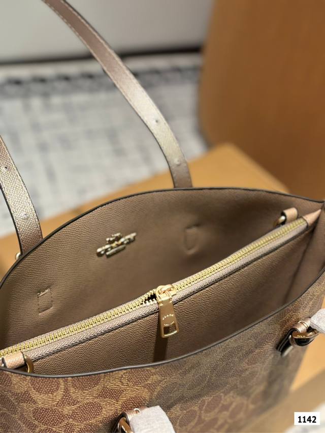 It goes without saying that the Coach shopping bag is a classic evergreen product of the Coach. Its color matching is very distinctive, and it is a super popular tote bag that can cure all troubles. It is the best representative of appearance and pra