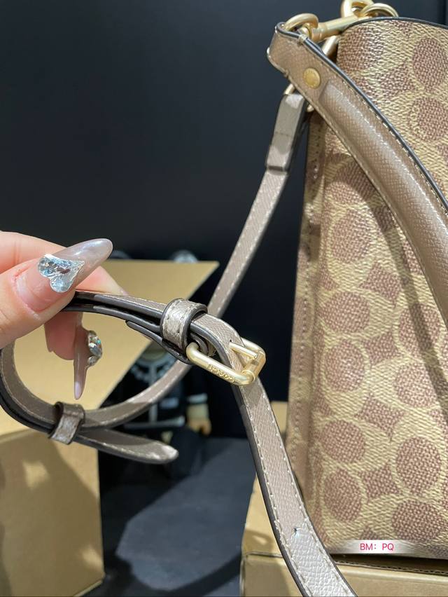 New color scheme for Coach bucket bag, single shoulder crossbody, double-layer handheld crossbody, search for Coach bucket size: 20 * 23: