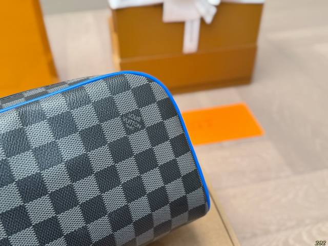 Airplane Box Lv New Makeup Bag Super Practical Makeup Bag Lv Double Zipper Handbag, a favorite of big brand stars, size 26 14: