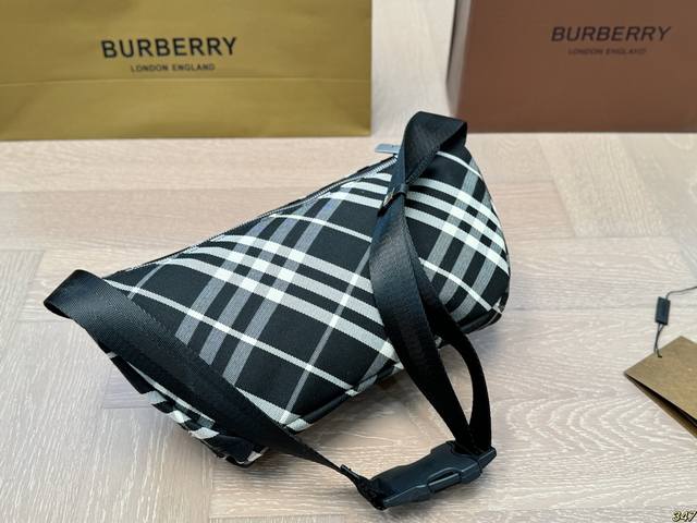 The classic logo of the Burberry waist bag and chest bag is highly recognizable, making it a versatile and fashionable item for the upper body. Size 32 16