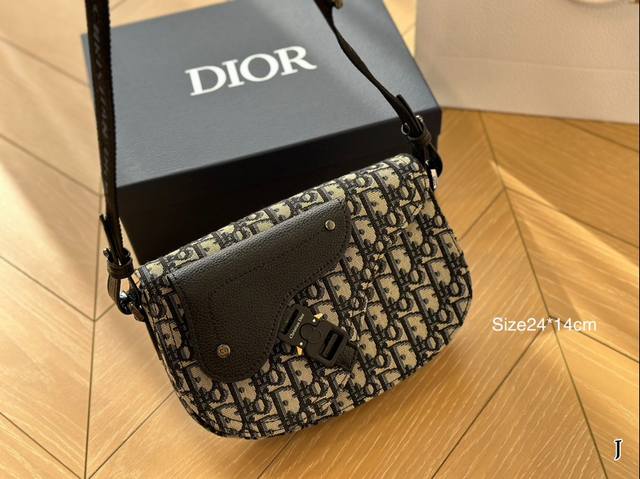 Box size 24 * 14cm Dior saddle messenger bag is super easy to match all year round and suitable for daily travel. It's a great choice for girlfriends shopping