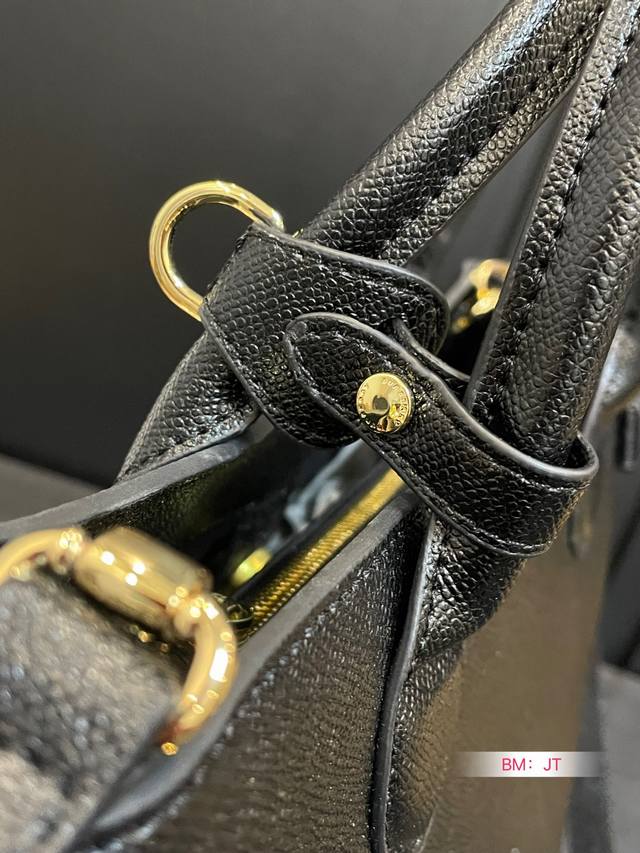 Burberry tote bag, new tote bag! Side suction mode allows for carrying while carrying a long shoulder strap, which can be worn diagonally or on one shoulder! Size: 33 25