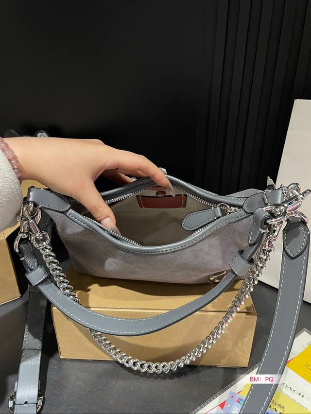 Paired with a box, Coach's new armpit bag with a spicy girl style is also so cool. The new product is so beautiful, and the new bag has a good shape for carrying. It's really cool. Family size: 25 17: