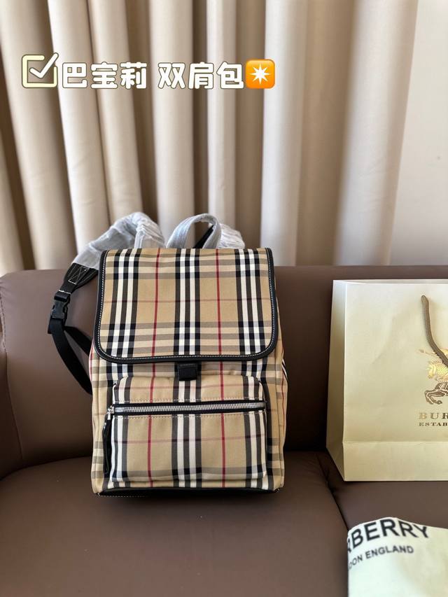 Burberry backpack classic fabric feels super nice, steady and generous! You won't choose the wrong one! Size 23 * 33