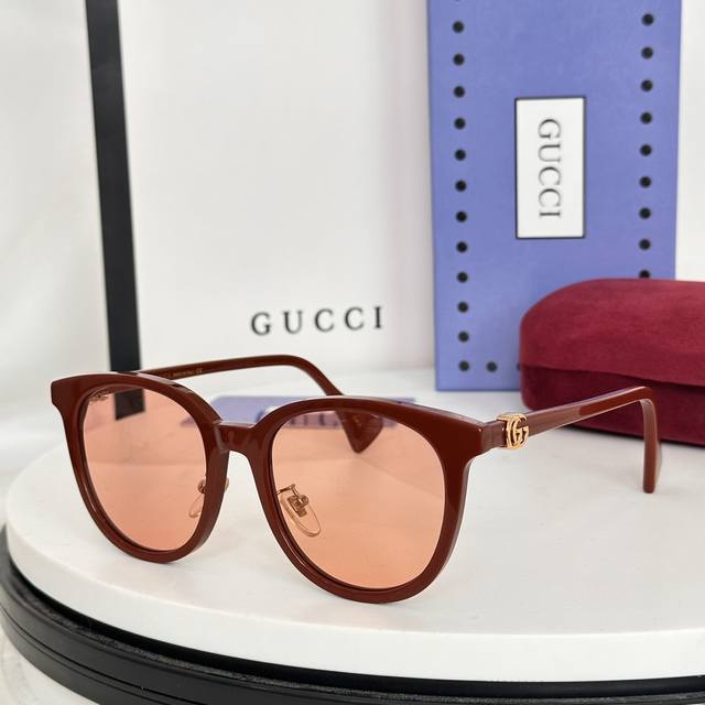 Gucc's new sunglasses, Gg1073, with lightweight panels, cat eye frames, and a dual G brand logo, pay tribute to the classic. Size:54-21-145。 :