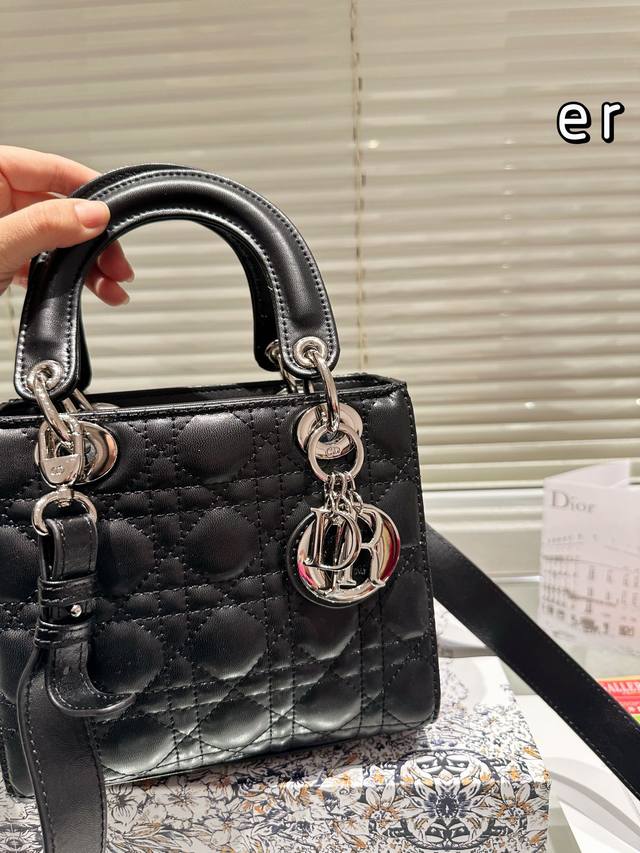 The Dior Concubine Bag Lady comes with a sheep tendon inside and is carefully crafted in sheepskin leather for a medium size design. It is paired with detachable chain shoulder straps and adjustable leather shoulder straps, making it an ideal choice