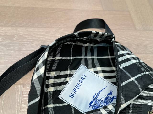 The classic logo of the Burberry waist bag and chest bag is highly recognizable, making it a versatile and fashionable item for the upper body. Size 32 16