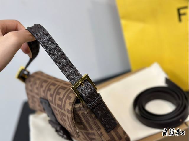 Fendi's new baguette bag with folding box, underarm bag, internet celebrity Vintagef, vintage baguette bag, is probably the most popular bag carried by trendy people. From black to: