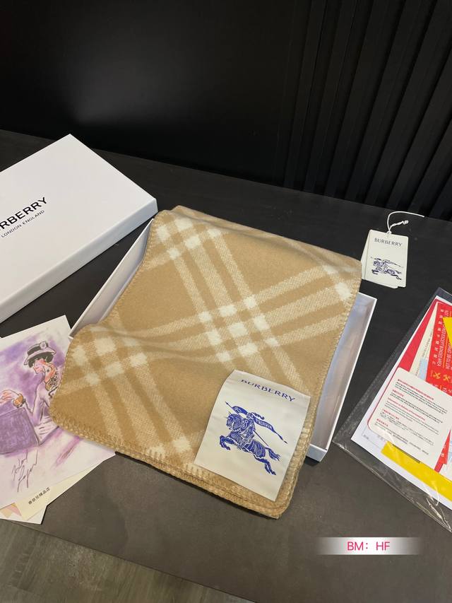 Cashmere Scarf Box Size: 180cm * 30cm Burberry Cashmere Scarf The gentlest color scheme for the upper body is super soft and comfortable. Don't you want to order this beautiful scarf now?