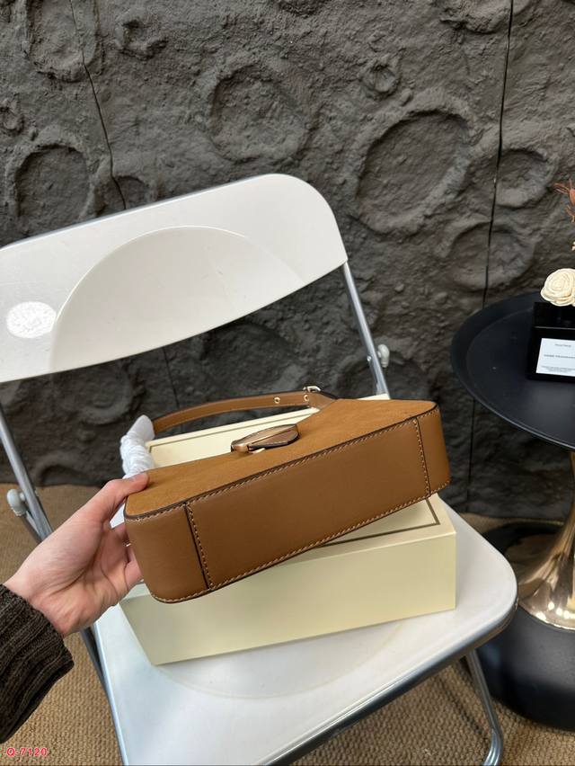 Paired with a folding box, Coach under the armpit amplifies the trick! The new Eliza series is really amazing! The minimalist design is truly eye-catching! The color is simple yet elegant, full of fashion sense, easy to match to create a sense of fas