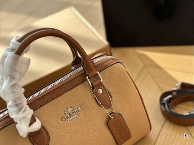 Airplane box size 24 * 16cm, Coach Boston Pillow Bag, retro and elegant, full of high-end feeling, moderate size, suitable capacity, touching, casual and formal wear can be easily controlled: