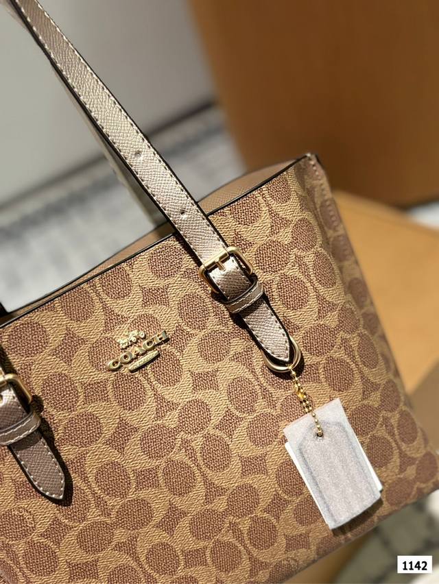It goes without saying that the Coach shopping bag is a classic evergreen product of the Coach. Its color matching is very distinctive, and it is a super popular tote bag that can cure all troubles. It is the best representative of appearance and pra