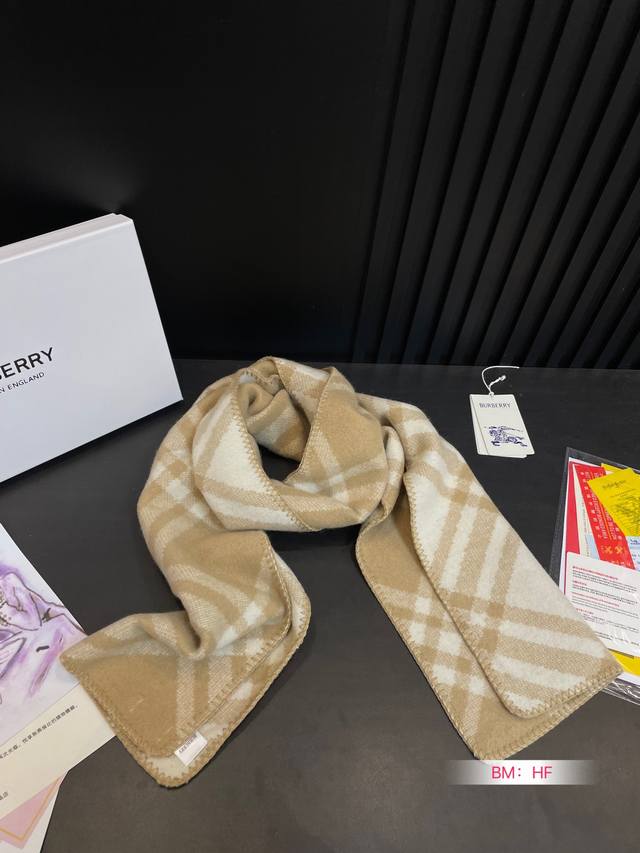 Cashmere Scarf Box Size: 180cm * 30cm Burberry Cashmere Scarf The gentlest color scheme for the upper body is super soft and comfortable. Don't you want to order this beautiful scarf now?