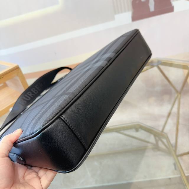 Burberry's latest men's briefcase is highly practical, with exquisite details and exquisite workmanship. It is high-end, atmospheric, and upscale, with a casual and generous style. Size: 39 29: