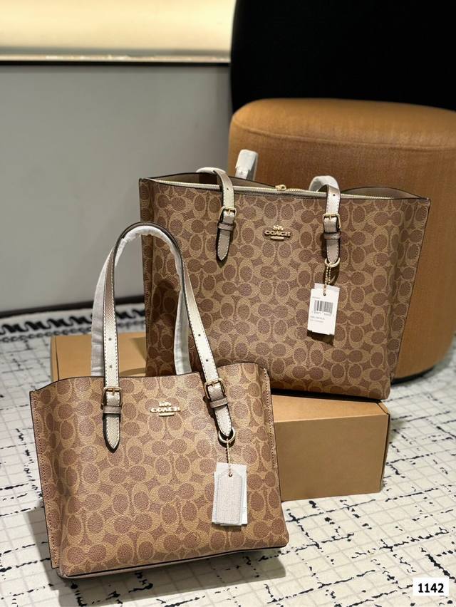 It goes without saying that the Coach shopping bag is a classic evergreen product of the Coach. Its color matching is very distinctive, and it is a super popular tote bag that can cure all troubles. It is the best representative of appearance and pra