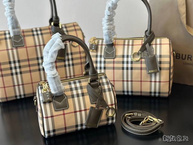 Burberry pillow bag can be carried by hand or slung over, with dimensions of 30cm, 25cm, and 18cm. There are no age restrictions