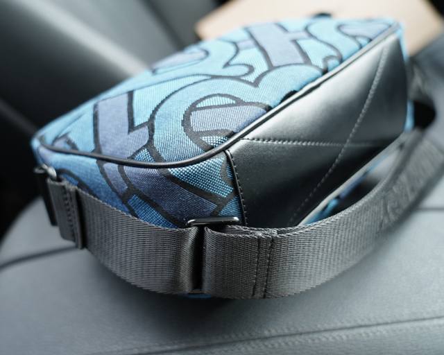 Burberry's official website synchronizes the high-end version of the single shoulder crossbody backpack, which is a classic and timeless work. The original single fabric material has a delicate feel, deep waterproof and wear-resistant. It is not a re