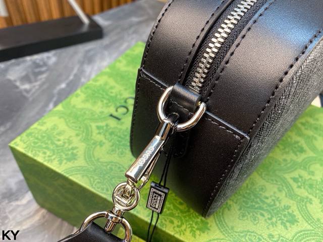 The Gucci camera bag comes with a full set of packaging and looks really good. The Gg Supreme material is full of fashion sense, and the red and blue nylon striped webbing and the black and gray brand logo pattern presented with ingenuity complement