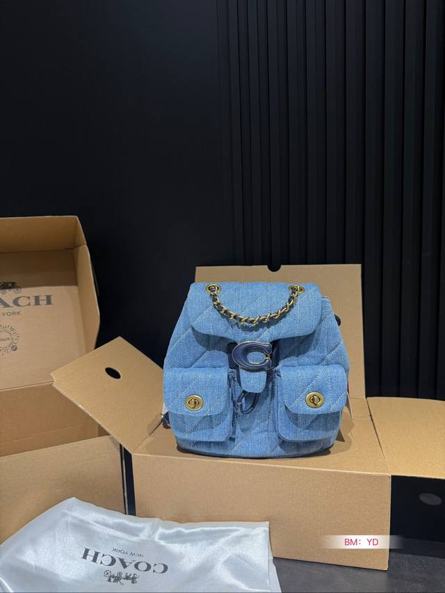 The Coach Coach Shoulder Tabby Backpack with Airplane Box is a versatile and versatile backpack that reshapes the coach design of the 1970s in a modern way. Its multifunctional style can be used as a backpack